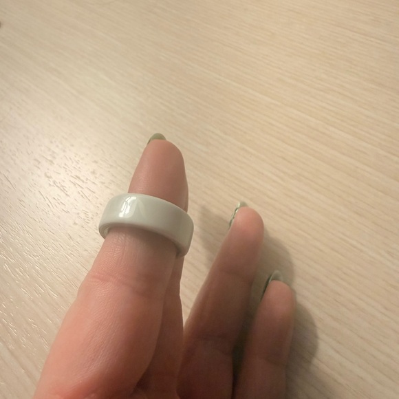 Oura Ring in Silver with White Outer Finish - Picture 2 of 3